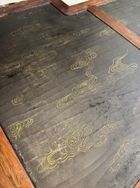 A Chinese gilt-decorated black-red-lacquered huali wooden 'Hui Su Xin 會素心' plaque, Kangxi mark and possibly of the period