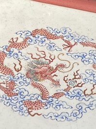 Een fijne rechthoekige Chinese Canton emaillen schaal met robijnrode achterkant en figuratief decor, Yongzheng