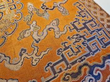 Een Chinees geborduurd zijden 'kesi' doek met  boeddhistische leeuwen en feniksen, 19e eeuw