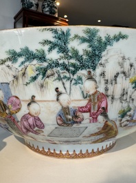 Een grote fraaie Chinese Canton famille rose kom met jongens en dames in een uitgebreid tuintafereel, Qianlong
