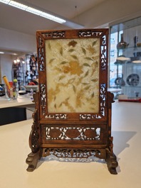 Un paravent de table en bois mont&eacute; de pierres pr&eacute;cieuses et un retable ou 'chanab' pour le march&eacute; du D&eacute;troit ou de Peranakan, Chine, 19/20&egrave;me