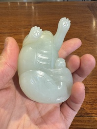 Belle sculpture en jade c&eacute;ladon repr&eacute;sentant une b&ecirc;te mythique, Chine, 17/18&egrave;me