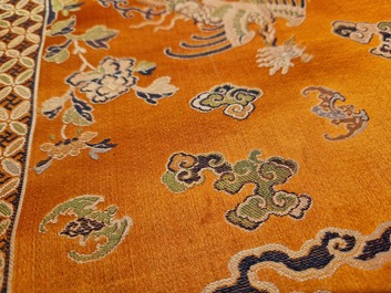 Een Chinees geborduurd zijden 'kesi' doek met  boeddhistische leeuwen en feniksen, 19e eeuw