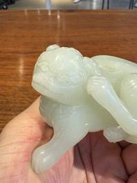 Belle sculpture en jade c&eacute;ladon repr&eacute;sentant une b&ecirc;te mythique, Chine, 17/18&egrave;me