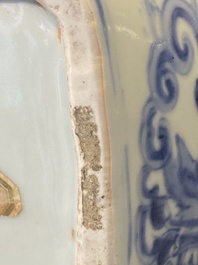 Een zeldzame Chinese blauw-witte kalebasvaas met Guo Tai Min An 國泰民安 decor, Jiajing/Wanli