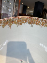 Grand bol en porcelaine de Chine famille rose de Canton &agrave; d&eacute;cor de gar&ccedil;ons et dames dans un jardin &eacute;labor&eacute;e, Qianlong