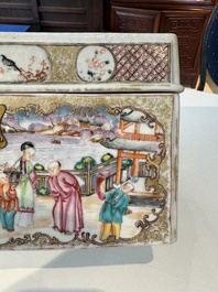 Een uiterst zeldzame Chinese Canton famille rose dekseldoos voor een theeset met mandarijns decor, Qianlong