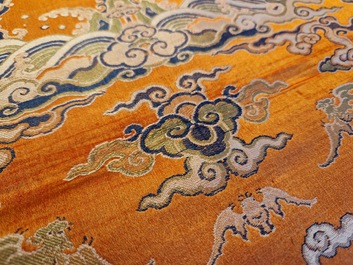 Een Chinees geborduurd zijden 'kesi' doek met  boeddhistische leeuwen en feniksen, 19e eeuw