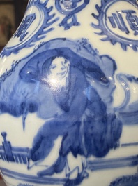 Rare vase de forme double gourde en porcelaine de Chine en bleu et blanc &agrave; d&eacute;cor de Guo Tai Min An 國泰民安, Jiajing/Wanli