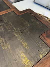 A Chinese gilt-decorated black-red-lacquered huali wooden 'Hui Su Xin 會素心' plaque, Kangxi mark and possibly of the period