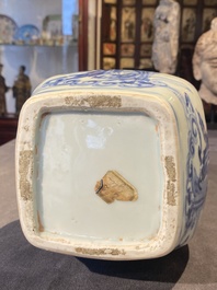 Een zeldzame Chinese blauw-witte kalebasvaas met Guo Tai Min An 國泰民安 decor, Jiajing/Wanli