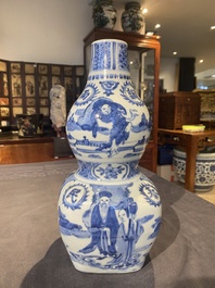 Een zeldzame Chinese blauw-witte kalebasvaas met Guo Tai Min An 國泰民安 decor, Jiajing/Wanli