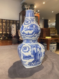Een zeldzame Chinese blauw-witte kalebasvaas met Guo Tai Min An 國泰民安 decor, Jiajing/Wanli