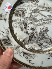 Een paar Chinese grisaille borden met de Whampoa Pagode en de Parelrivier afgebeeld, Yongzheng