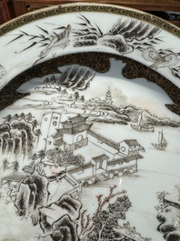 Een paar Chinese grisaille borden met de Whampoa Pagode en de Parelrivier afgebeeld, Yongzheng