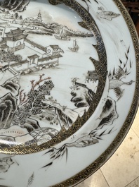 Een paar Chinese grisaille borden met de Whampoa Pagode en de Parelrivier afgebeeld, Yongzheng