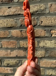 Twee Chinese bloedkoralen figuren van godinnen, 19/20e eeuw