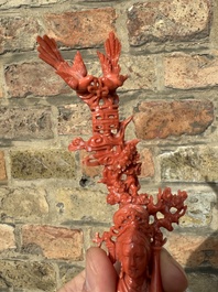 Sculpture d'une femme debout en corail rouge, Chine, 19/20&egrave;me