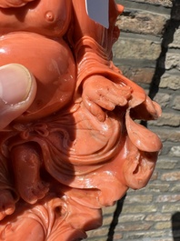 Sculpture de Bouddha rieur en corail rouge sur socle en bois, Chine, 19/20&egrave;me