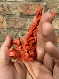 Deux groupes de d'oiseaux parmi des fleurs en corail rouge sur socle en bois, Chine, 19/20&egrave;me