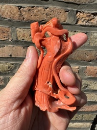 Twee Chinese bloedkoralen figuren van godinnen, 19/20e eeuw