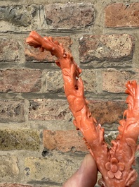 Deux groupes de d'oiseaux parmi des fleurs en corail rouge sur socle en bois, Chine, 19/20&egrave;me