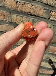 Twee Chinese bloedkoralen figuren van godinnen, 19/20e eeuw