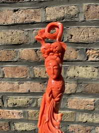 Twee Chinese bloedkoralen figuren van godinnen, 19/20e eeuw
