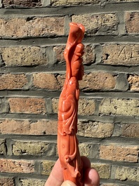 Twee Chinese bloedkoralen figuren van godinnen, 19/20e eeuw