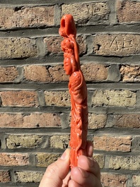 Twee Chinese bloedkoralen figuren van godinnen, 19/20e eeuw