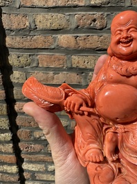 Sculpture de Bouddha rieur en corail rouge sur socle en bois, Chine, 19/20&egrave;me