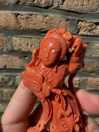 Twee Chinese bloedkoralen figuren van godinnen, 19/20e eeuw