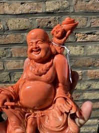 Sculpture de Bouddha rieur en corail rouge sur socle en bois, Chine, 19/20&egrave;me