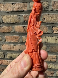 Twee Chinese bloedkoralen figuren van godinnen, 19/20e eeuw