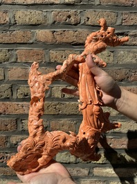 Grand groupe d'immortelles en corail rouge sur socle en bois, Chine, 19/20&egrave;me