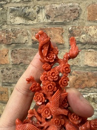 Deux groupes de d'oiseaux parmi des fleurs en corail rouge sur socle en bois, Chine, 19/20&egrave;me