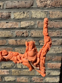 Een Chinese bloedkoralen groep van 'Acht Onsterfelijken' op houten sokkel, 19/20e eeuw