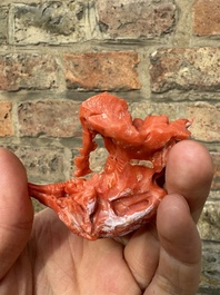Deux groupes de d'oiseaux parmi des fleurs en corail rouge sur socle en bois, Chine, 19/20&egrave;me