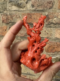 Deux groupes de d'oiseaux parmi des fleurs en corail rouge sur socle en bois, Chine, 19/20&egrave;me