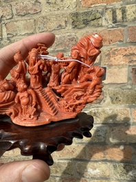 Groupe de huit immortels en corail rouge sur socle en bois, Chine, 19/20&egrave;me