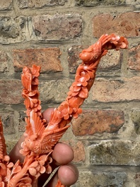Deux groupes de d'oiseaux parmi des fleurs en corail rouge sur socle en bois, Chine, 19/20&egrave;me