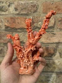 Deux groupes de d'oiseaux parmi des fleurs en corail rouge sur socle en bois, Chine, 19/20&egrave;me