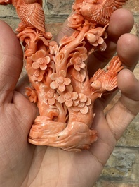 Deux groupes de d'oiseaux parmi des fleurs en corail rouge sur socle en bois, Chine, 19/20&egrave;me