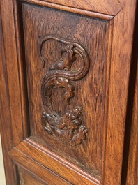 Rre cabinet de curiosit&eacute;s de type 'duo bao ge' en bois huanghuali &agrave; d&eacute;cor de chilongs, Chine, 18/19&egrave;me