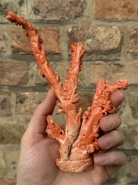 Deux groupes de d'oiseaux parmi des fleurs en corail rouge sur socle en bois, Chine, 19/20&egrave;me