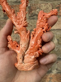 Deux groupes de d'oiseaux parmi des fleurs en corail rouge sur socle en bois, Chine, 19/20&egrave;me