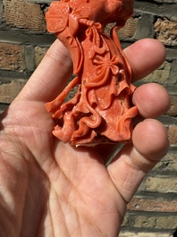 Twee Chinese bloedkoralen figuren van godinnen, 19/20e eeuw