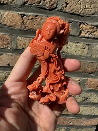 Twee Chinese bloedkoralen figuren van godinnen, 19/20e eeuw