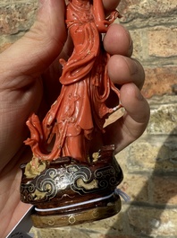 A Chinese red coral figure of a standing lady holding a vase, 19/20th C.