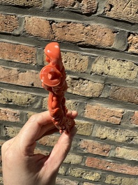 Twee Chinese bloedkoralen figuren van godinnen, 19/20e eeuw